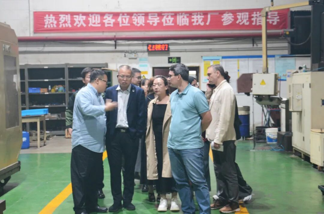 俄方人員參觀科迅機械生產(chǎn)線